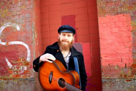 Konzert mit dem Neumünsteraner Liedermacher Lennon von Seht