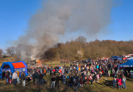 Bei strahlendem Wetter kamen viele Besucherinnen und Besucher zum Familien-Osterfeuer des THW Kaltenkirchen