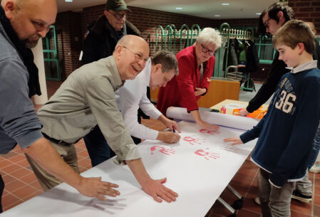Red Hand Day - Schüler übergeben Stadtvertretung rote Handabdrucke!