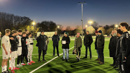 Neuer Kunstrasenplatz an der Bürgermeister-Steenbock-Straße zum Kicken freigegeben