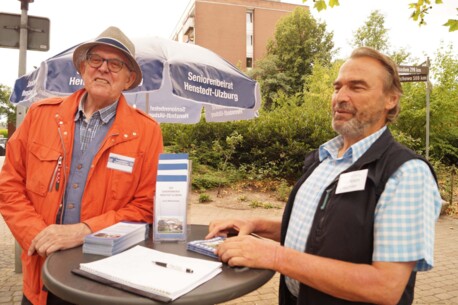 Mitglieder des Seniorenbeirats – wie hier Gerd Peltz (links) und Günter Kierstein – sind mit dem Informationsstand in der Gemeinde unterwegs.