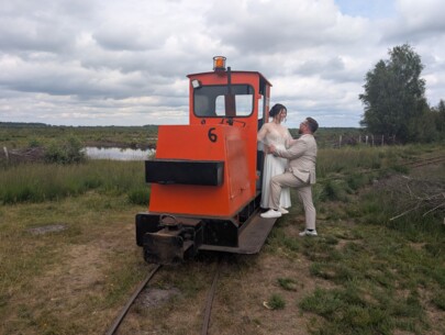 Heiraten zwischen Lokomotiven und Moor: Erste Trauung bei der Torfbahn im Himmelmoor