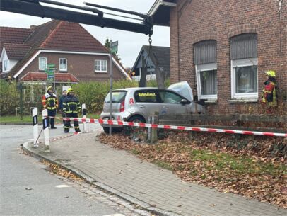 PKW fährt nach Verkehrsunfall in Hauswand