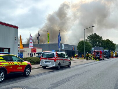 Großbrand in Neumünster: Feuerwehr kämpft stundenlang gegen Lagerhallenbrand