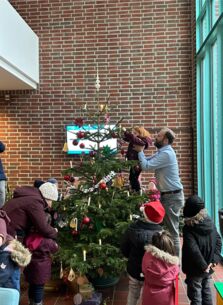 Kita-Kinder schmücken gemeinsam mit Bürgermeister den Weihnachtsbaum im Rathaus