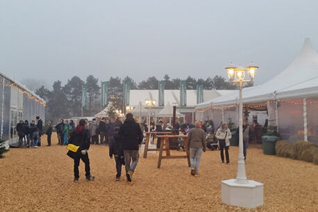 Großer Weihnachtsmarkt mit Kunsthandwerk