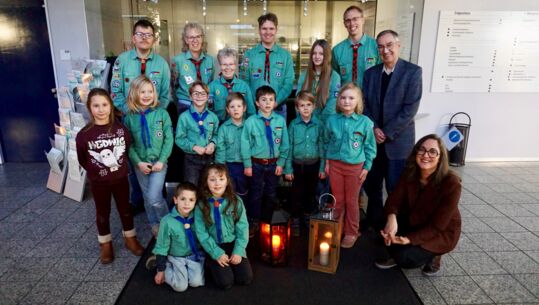 Das Friedenslicht steht ab sofort im Rathaus zur Abholung bereit