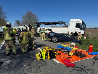 Schwerer Verkehrsunfall - Frau in Cabrio eingeklemmt