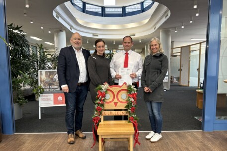Eulenstuhl findet neuen Platz bei der Sparkasse Südholstein