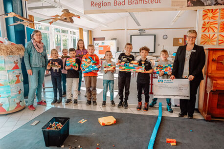 VR Bank in Holstein spendet für Ferienbetreuung 
