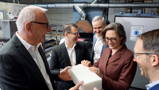 Bürgermeisterin Ulrike Schmidt und Wirtschaftsförderer Sebastian Döll besuchen die Bode GmbH