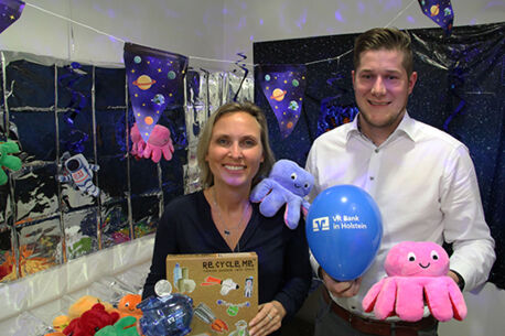 Ab in den „Weltraum“ bei der VR Bank in Holstein 