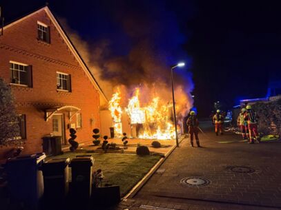 Garagenbrand greift auf Doppelhaushälfte über - Acht Personen betroffen