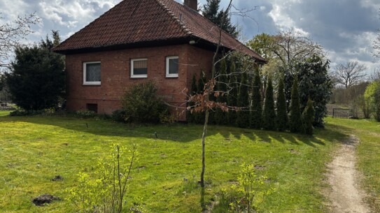 Gepflegter und dennoch modernisierungsbedürftiger Bungalow in Feldrandlage