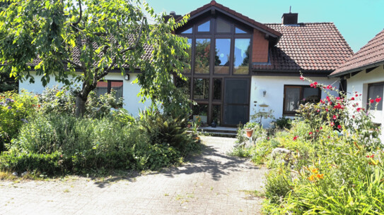 Lichtdurchflutetes Einfamilienhaus
auf ruhigem Grundstück
in Ortsrandlage