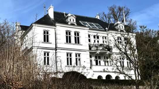 Wo einst ein Kommandeur lebte  – Wohnung in einer historischen Villa direkt am Plöner Schloss