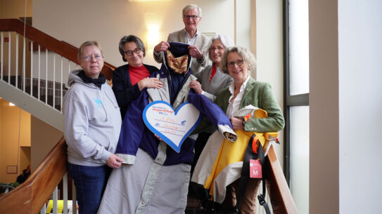 Sheltersuits - Bürgerstiftung der VR Bank in Holstein leistet direkte Hilfe am Menschen