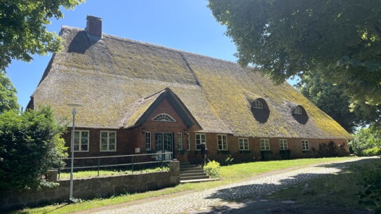 Resthof in Seenähe mit großem Bauernhaus + 2 vermietbaren Wohnungen und möglichen Baugrundstücken