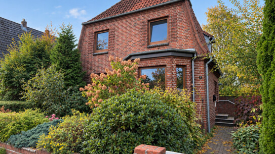 Wohnen in der Stadt, entspannen im eigenen Garten – Einfamilienhaus in Itzehoe