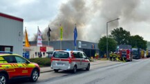 Großbrand in Neumünster: Feuerwehr kämpft stundenlang gegen Lagerhallenbrand