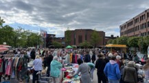 Gute Stimmung, tolle Fundstücke: 1. Nacht-Flohmarkt in Norderstedt-Mitte startet stark