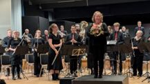 Jahreskonzert mit musikalischer Weltreise und Gastsängerin