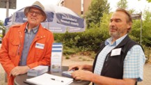 Mitglieder des Seniorenbeirats – wie hier Gerd Peltz (links) und Günter Kierstein – sind mit dem Informationsstand in der Gemeinde unterwegs.