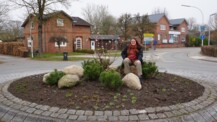 Naturnahes Grünflächenmanagements - Neue Bepflanzung auf dem Kreisel an der Dorfstraße