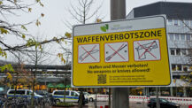 Ob das Täter abhält? Bahnhof Neumünster ist jetzt Waffenverbotszone!