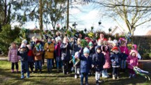 Palmsonntag - Prozession der Kinder mit Palmenwedel und bunten Bändern
