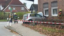 PKW fährt nach Verkehrsunfall in Hauswand