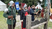 Bürgermeister Thomas Beckmann in den Händen der mittelalterlichen Gerichtsbarkeit