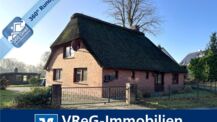 Heiligenstedtenerkamp: Reetdachkate mit zusätzlichem Wohnhaus auf großzügigem Grundstück