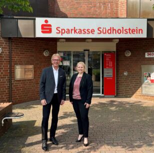 Uwe Gätjens und Laura Krutinat leiten gemeinsam die Firmenkunden-Center in Norderstedt und Kaltenkirchen.