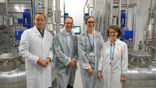 Werkleiter Dr. Peter Degenkolb, Wirtschaftsförderer Sebastian Döll, Bürgermeisterin Ulrike Schmidt und Geschäftsführerin Dr. Maja Zippel (von links) bei dem Unternehmensbesuch bei FREY+LAU.