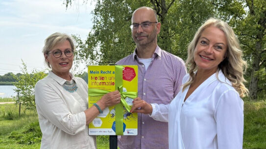 II. Stadträtin und Sozialdezernentin Kathrin Rösel (rechts), Stadtpräsidentin Petra Müller-Schönemann und Andreas Lilienthal, Fachbereichsleiter Jugendhilfe-Schule und Offene Kinder u. Jugendarbeit.)