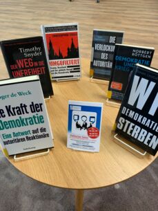 Die Stadtbücherei Quickborn lädt am 19. Juni zu einer offenen Diskussion über Demokratie ein