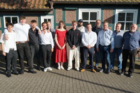 Die Junggesellen der Tischler-Innung Neumünster sowie Lehrer und derObermeister stellen sich zum Gruppenfoto auf.