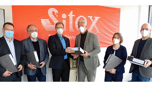 Firma Sitex übergibt Bauantrag an Bürgermeister Hanno Krause