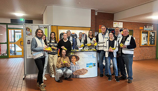 FairTrade-Gruppe verteilt Bananen an Schulen