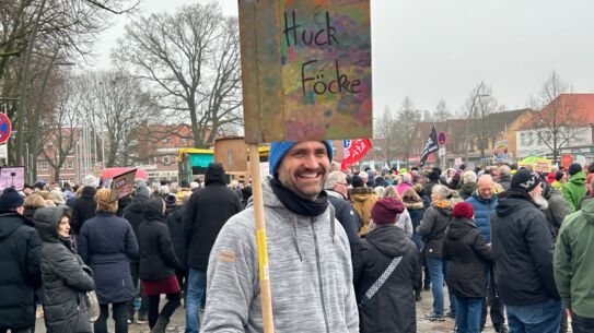 Rund 500 demonstrieren in Bad Bramstedt gegen „Rechts“