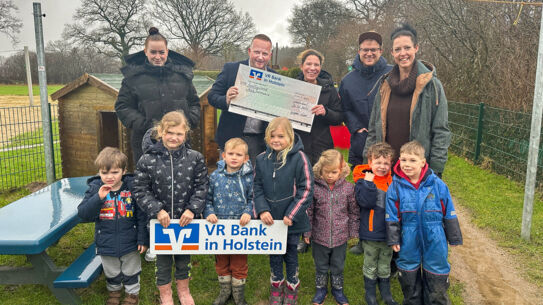 Neue Spielgeräte für Kita Eulenwald dank Spende der VR Bank in Holstein