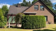Kaltenkirchen: Großes Einfamilienhaus mit Einliegerwohnung, Doppelgarage und Vollkeller!