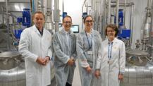 Werkleiter Dr. Peter Degenkolb, Wirtschaftsförderer Sebastian Döll, Bürgermeisterin Ulrike Schmidt und Geschäftsführerin Dr. Maja Zippel (von links) bei dem Unternehmensbesuch bei FREY+LAU.