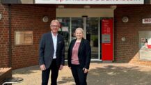 Uwe Gätjens und Laura Krutinat leiten gemeinsam die Firmenkunden-Center in Norderstedt und Kaltenkirchen.