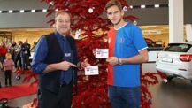 Weihnachtsbaum-Charity von HSV-Stiftung bei Auto Wichert