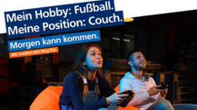 Mein Hobby: Fußball. Meine Position: Couch.