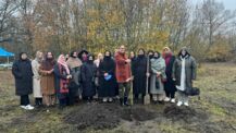 Frauenorganisation „Lajna Imaillah“ schenkt  Henstedt-Ulzburg zehn „Friedensbäume“