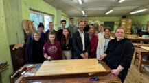 Neuntklässler der Waldorfschule stellen Echt-Holz-Schreibtische her