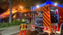 Dachstuhl von Reetdachhaus der Kirchengemeinde Kaltenkirchen brennt nieder
